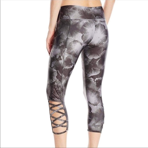 Onzie Capri Yoga Weave leggings in grey black petunia print SP cross cross hems - Picture 2 of 16